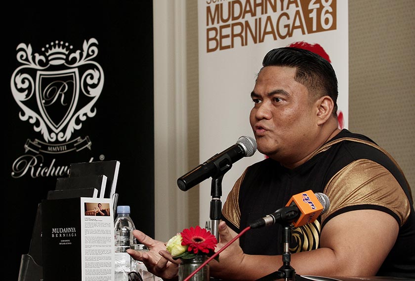 Azizan mendakwa memiliki ijazah Doktor Sains (Metafizik) dari Gordon University, Bradenton, Florida.