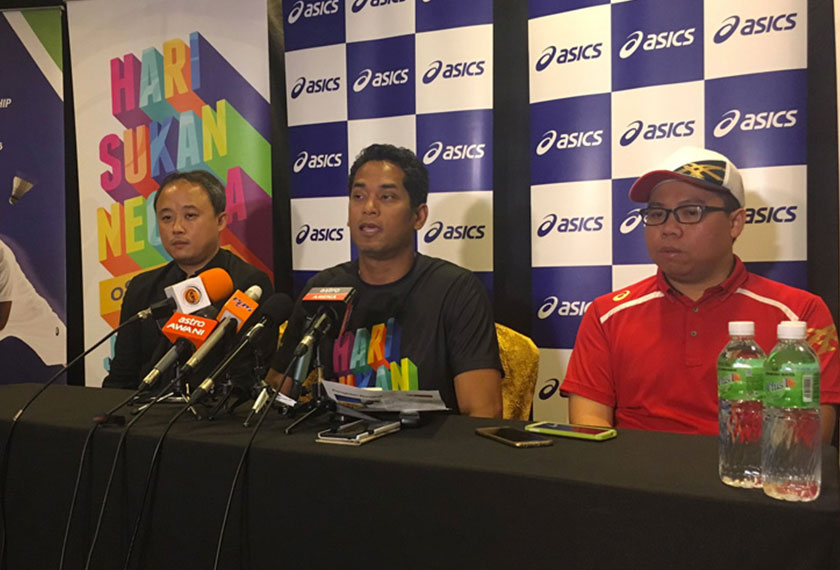 Khairy Jamaluddin mengecam tindakan ganas penyokong Baju Merah di Sabak Bernam pada Sabtu.