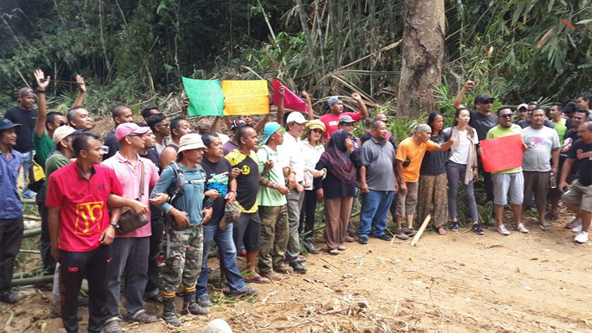 Rata-rata penduduk mendesak agar sebarang kegiatan pembalakan di kawasan tadahan air itu dihentikan serta merta.