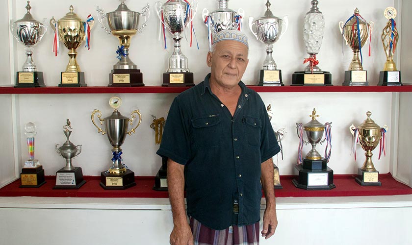 Che Hassan bersama sebahagian daripada piala yang dimenanginya dalam pertandingan. - Foto BERNAMA