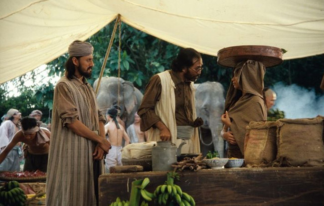 Hanyut menyajikan sesuatu yang tidak pernah dihasilkan industri perfileman tanah air.