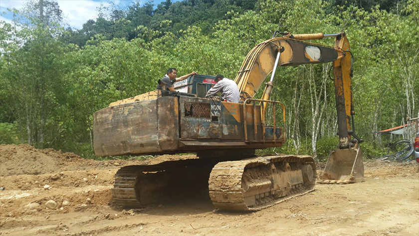 Jengkaut ditinggalkan di tengah jalan bertujuan menyekat perjalanan kami ke lokasi pembalakan.