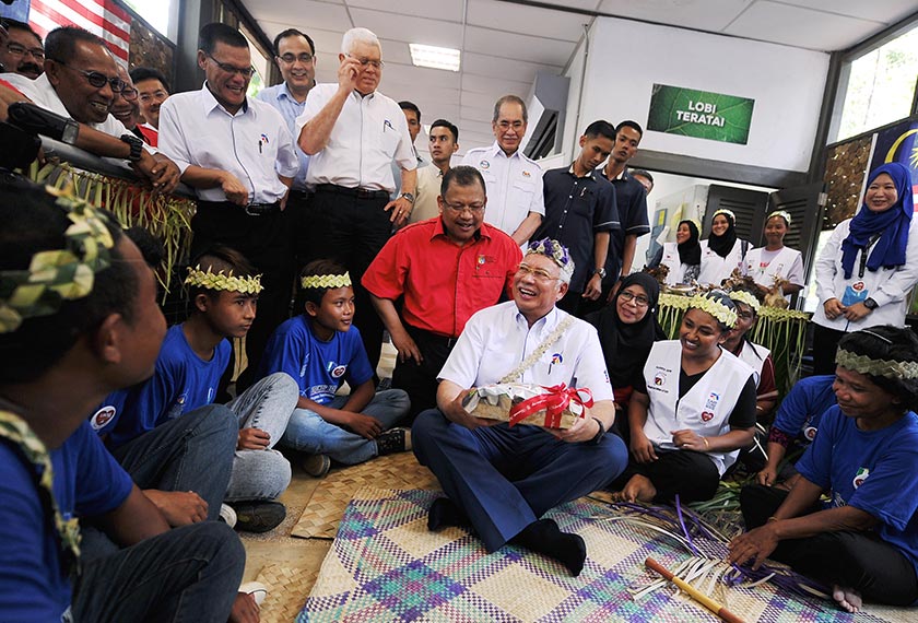 Najib receiving souvenirs in the form of herbs from the Orang Asli community during his visit to the Tasik Chini Research Centre today. - BERNAMApic