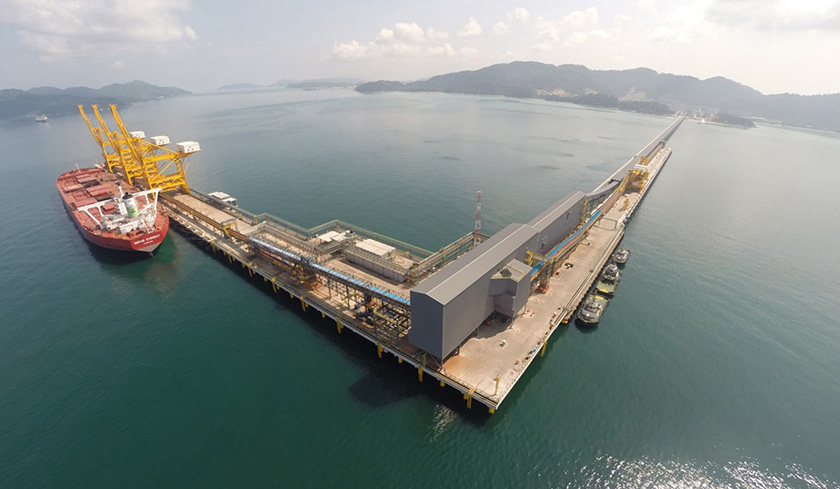 Projek transit bijih besi untuk pengedaran di Teluk Rubiah yang terletak berhampiran Teluk Batik di Lumut. - Sumber foto Progesys