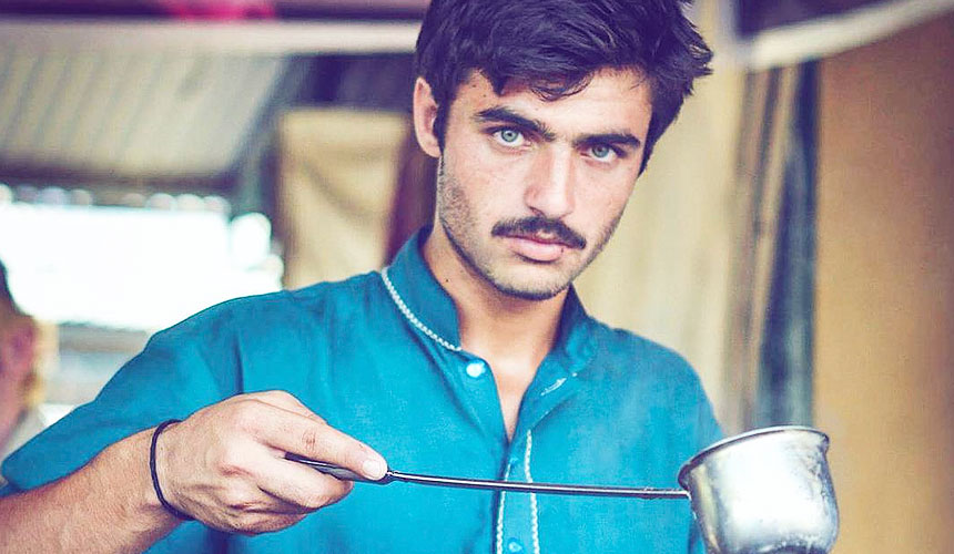 Seorang penjual teh dari Pakistan dilimpahi rezeki mengejut selepas sekeping gambarnya viral di media sosial.