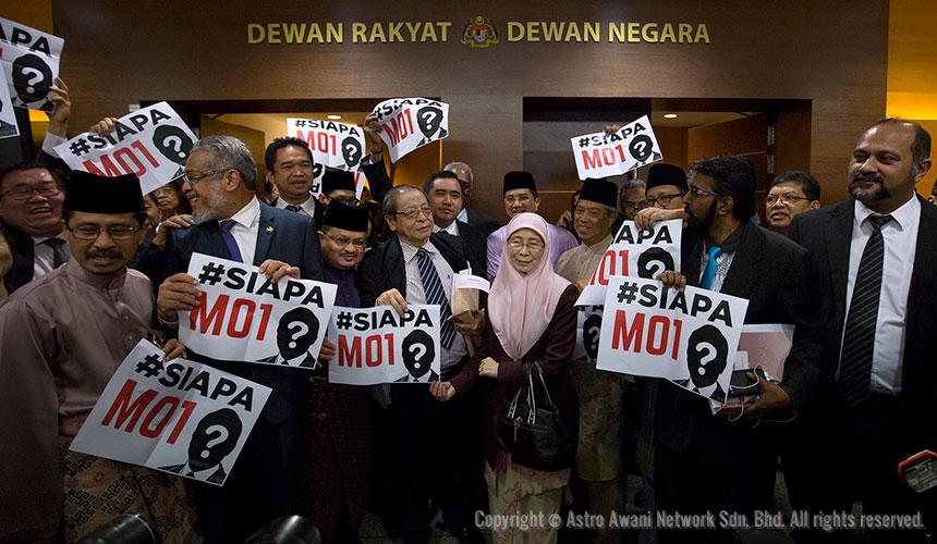 Sekumpulan ahli Parlimen pembangkang dilihat membawa plakad selepas keluar dari dewan semasa pembentangan Bajet 2017.