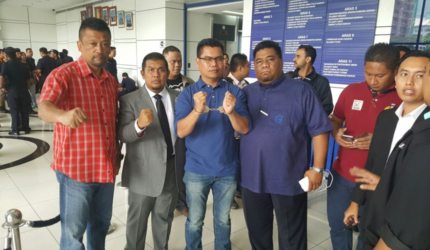 Datuk Jamal Md Yunos (centre) was arrested at KLIA