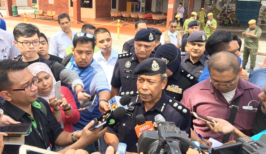 Anggota ATM turut terlibat dalam operasi pembersihan di beberapa wad pasca kebakaran semalam di Hospital Sultanah Aminah, Johor Bahru. - Gambar Twitter Asyraf Hasnan