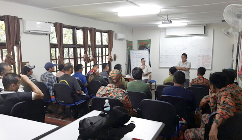 Operasi hari ketiga pada hari ini telah  bermula pada jam 8 pagi tadi disertai oleh seramai 34 orang anggota mencari dan menyelamat  . - Foto JBPM