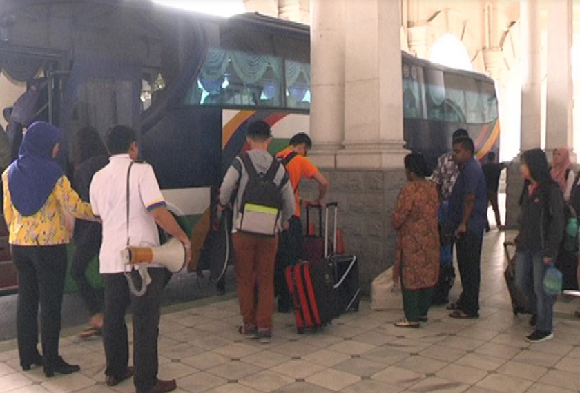 Perubahan laluan menyebabkan masa perjalanan mereka bertambah dari dua jam kepada tiga jam, dan sekaligus menjejaskan perancangan mereka. - Foto Astro AWANI