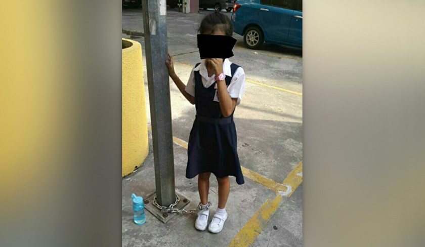 Gambar seorang pelajar perempuan diikat dengan rantai besi di sebuah blok pangsapuri menjadi perbualan hangat di media sosial. - Foto Facebook