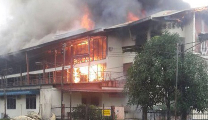 Kuching Zone Fire and Rescue chief Tiong Ling Hii said the department received a distress call at 5.09pm before despatching 40 personnel from three stations.