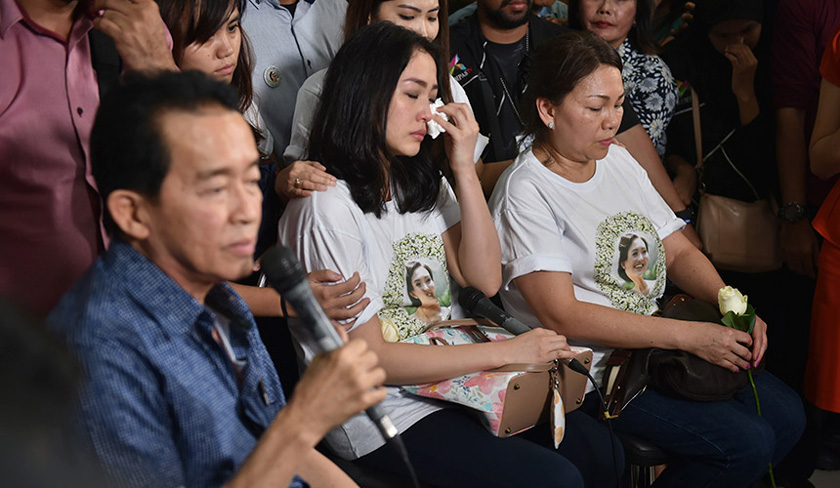 Parents (L and R) and Sandy (C), twin sister of Myrna, react as judges give their verdicts during the trial at the Jakarta on October 27, 2016. / AFP PHOTO