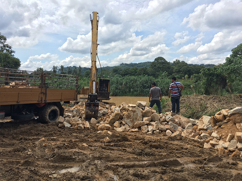 New bunds being build at Sungai Buah today after the old ones gave way following heavy downpour on Oct 28. - Astro AWANI/Harits Asyraf Hasnan