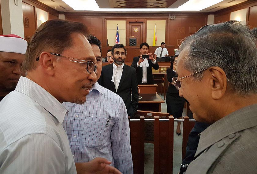 Timbalan Presiden PKR, Datuk Seri Mohamed Azmin Ali antara individu yang merancang pertemuan antara bekas perdana menteri, Tun Dr Mahathir Mohamad dengan Ketua Umum PKR, Datuk Seri Anwar Ibrahim. - Foto Astro AWANI