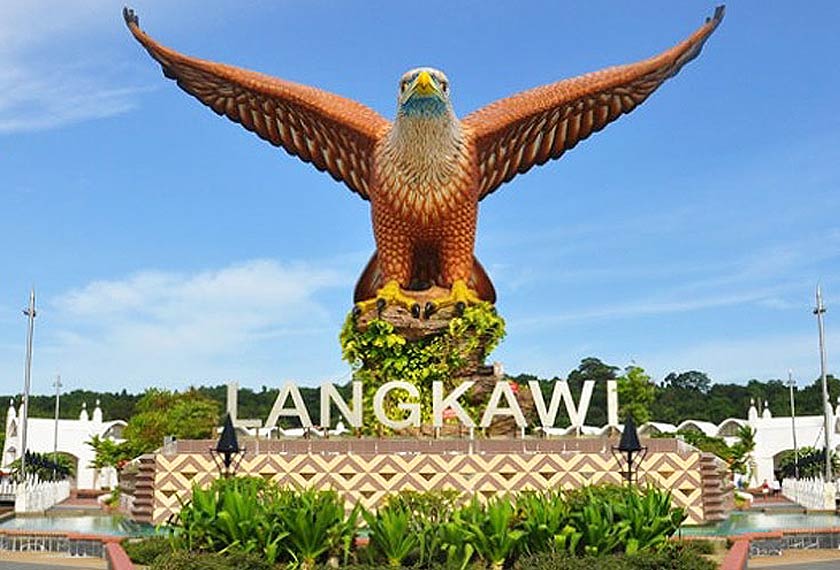 Isu yang melingkari pembinaan tugu helang di Langkawi ini mencetuskan perdebatan umum. - Gambar fail