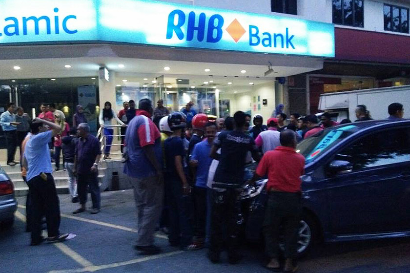 Ketika kejadian, Nabila Huda sedang menunggu suaminya yang menjalankan urusan bank.