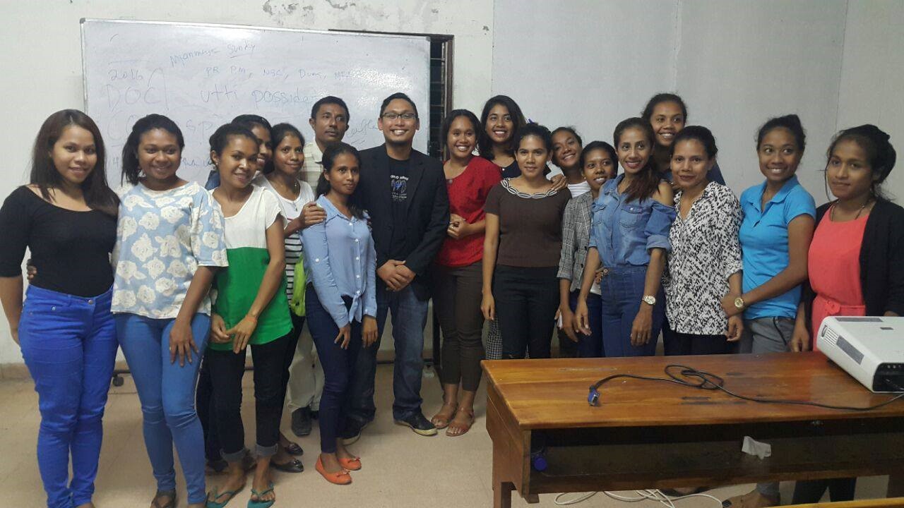 Gambar 3: Para mahasiswi Universidade Nacional Timor Lorosa’e (UNTL) di Dili, Timor-Leste