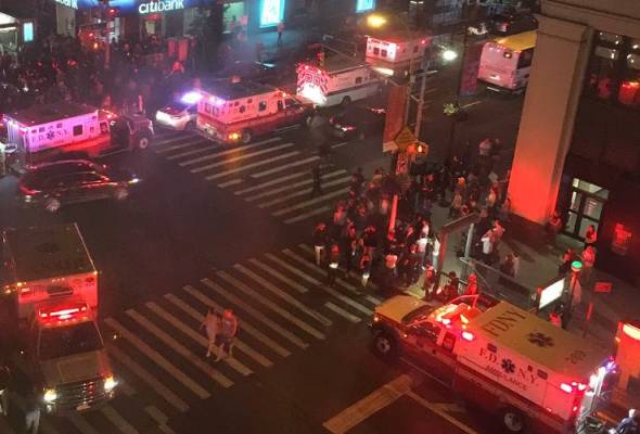 Keadaan di lokasi kejadian, dengan orang ramai yang masih terpinga-pinga dengan kehadiran pasukan keselamatan. - Foto Twitter New York City Alerts.