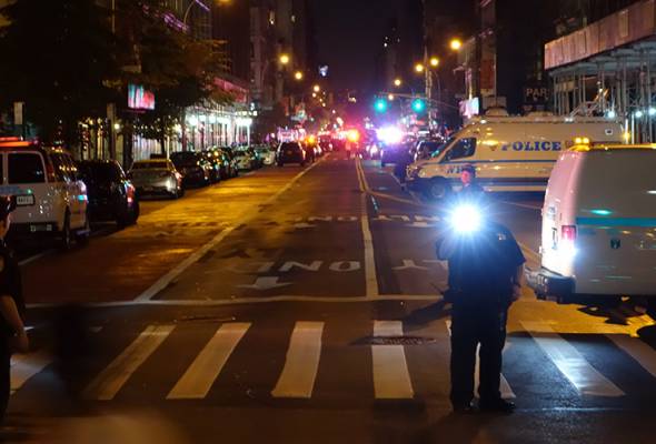 Police block a road after an explosion in New York on September 17, 2016. An explosion in New York's Chelsea neighborhood injured multiple people Saturday night, police said. AFP PHOTO / William EDWARDS