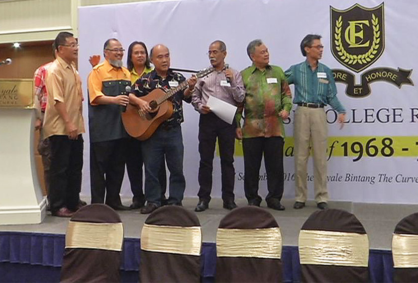 Mereka juga mendendangkan lagu sekolah dengan penuh semangat sekaligus mengembalikan memori - Astro AWANI / Harits Asyraf Hasnan