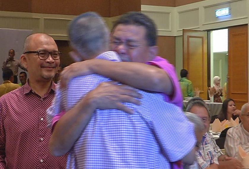 Laughter and tears accompanied the reunion ended for the 1972 batch of English College Alumni (EC) or now known as Maktab Sultan Abu Bakar (MSAB). - Astro AWANI / Harits Asyraf Hasnan