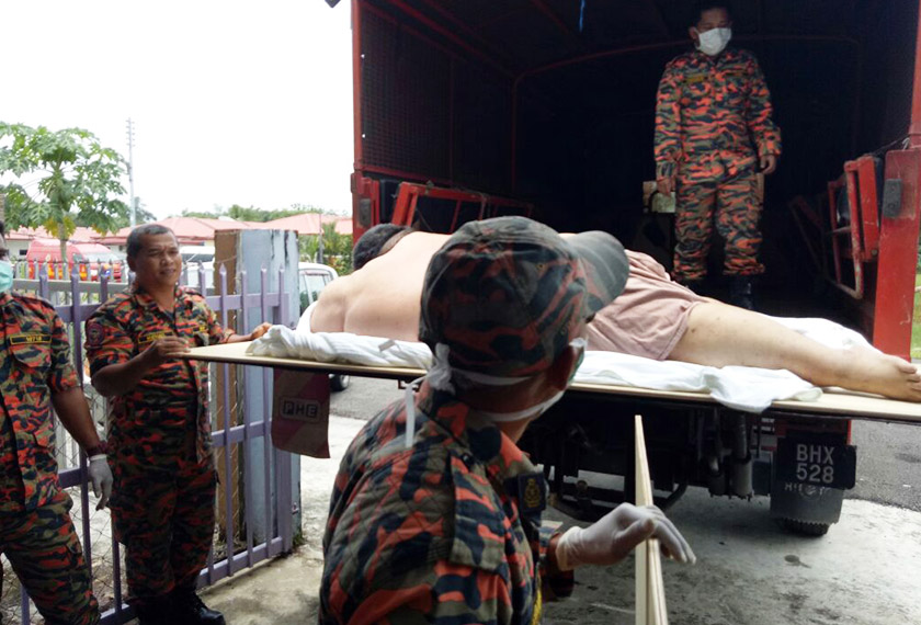 Khidmat bomba terpaksa digunakan selepas van ambulans yang digunakan tidak dapat memuatkan lelaki berkenaan.