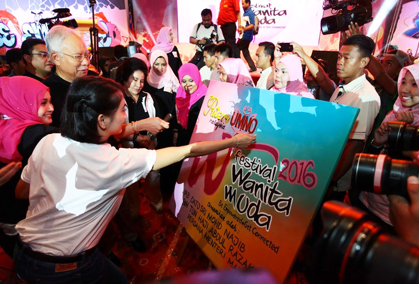 Datuk Seri Najib Tun Razak bersama isteri, Datin Seri Rosmah Mansor turut meluangkan masa menandatangani plak perasmian serta melawat ruang pameran pada Festival Wanita Muda, di Pusat Dagangan Dunia Putra (PWTC) hari ini. - Foto Astro AWANI / Firdaus Idris
