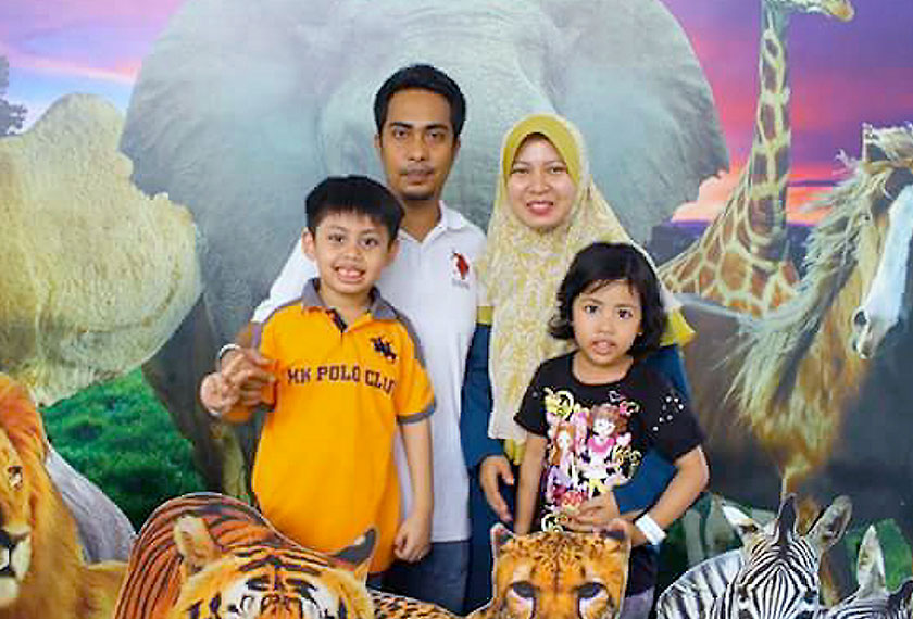 HAPPIER TIMES: Siti Suhaiza with her husband Izwan, and their children Muhammad Izz Danial and Nur Zulaikha. - BERNAMApic
