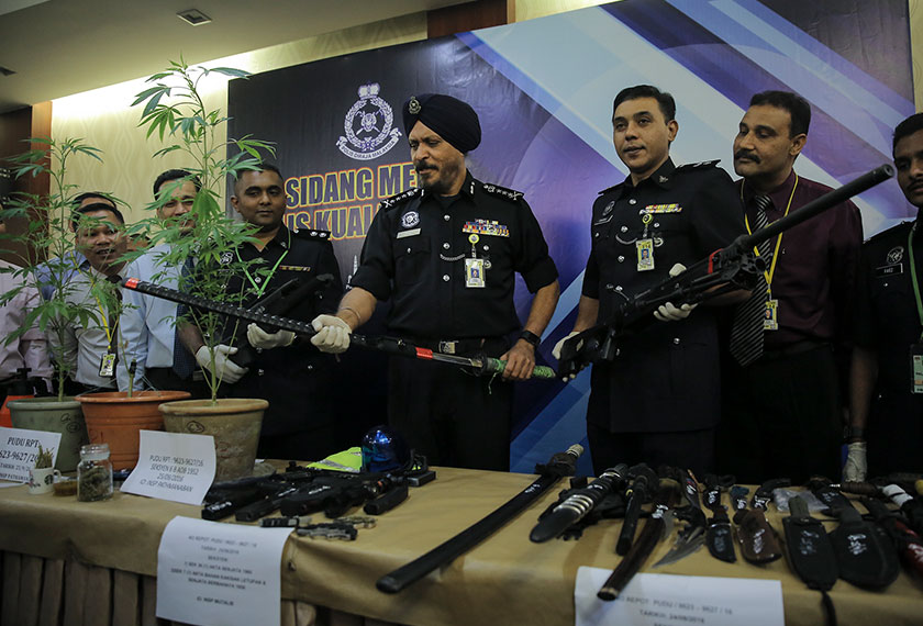 Sebahagian daripada bahan rampasan dari serbuan di sebuah kediaman di Jalan Ampang pada Ahad, termasuk pokok ganja dan senjata. - Foto Astro AWANI/SHAHIR OMAR