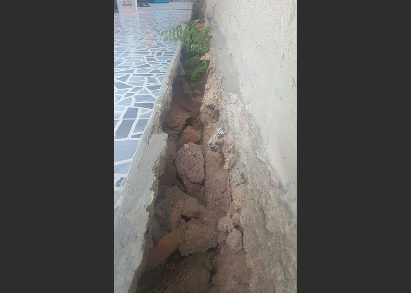 Keadaan di salah satu sudut kediaman yang menunjukkan rekahan ketara. - Foto Astro AWANI