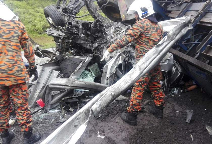 Anggota Bomba dan Penyelamat sedang menjalankan tugas mereka di lokasi kejadian. - Foto: JBPM