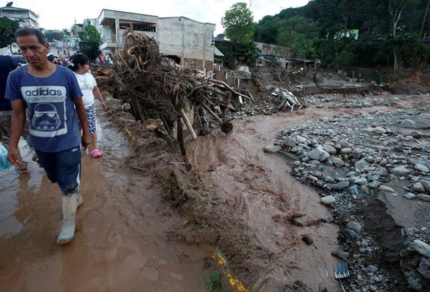 Penduduk tempatan meratapi impak kemusnahan akibat bencana banjir lumpur dan tanah runtuh di kawasan kejiranan mereka. - Reuters