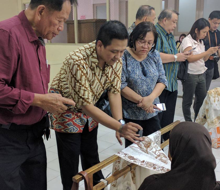 Delegasi dari Filipina mengamati Batik yang ditulis tangan di Muzium Batik Danar Hadi. Foto Karim Raslan