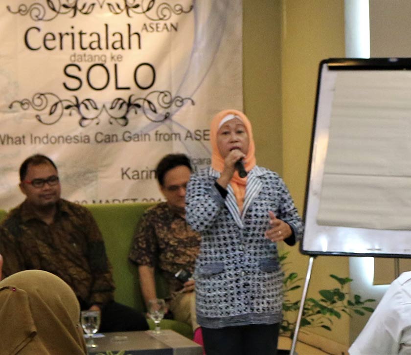 Ibu Haryani mempesonakan hadirin dengan cara dia melantunkan lagu tradisional Jawa berjudul “Asmoro Dono”. Foto Karim Raslan