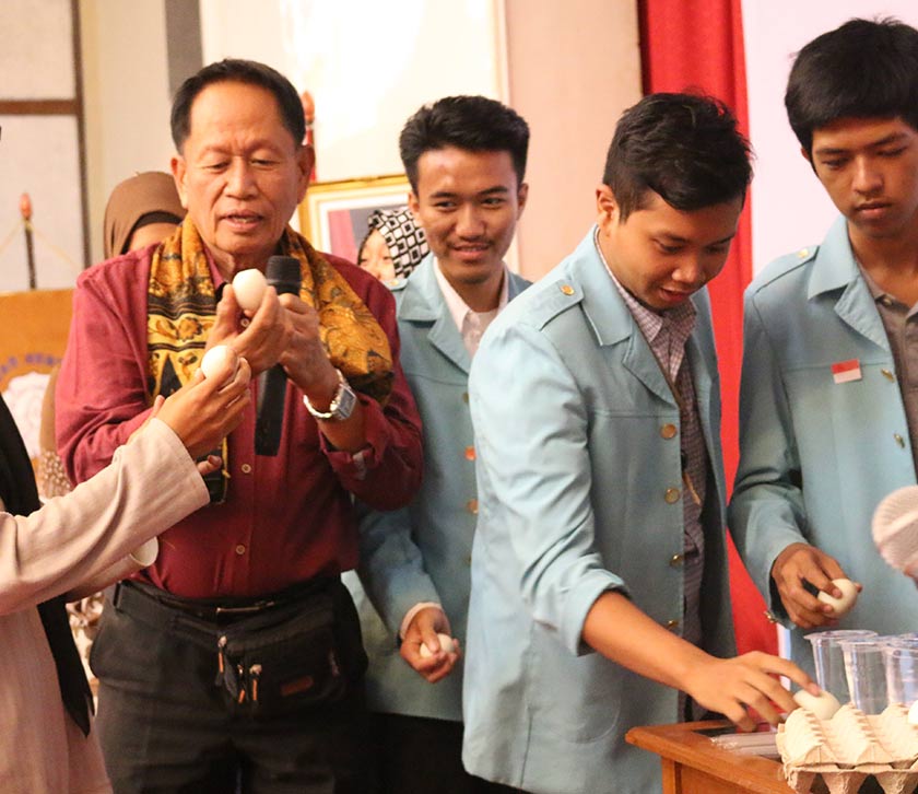 Sofronio “BJ” Jucutan mendemonstrasikan cara memakan Balut kepada para mahasiswa-mahasiswi Universitas Sebelas Maret. Foto Karim Raslan