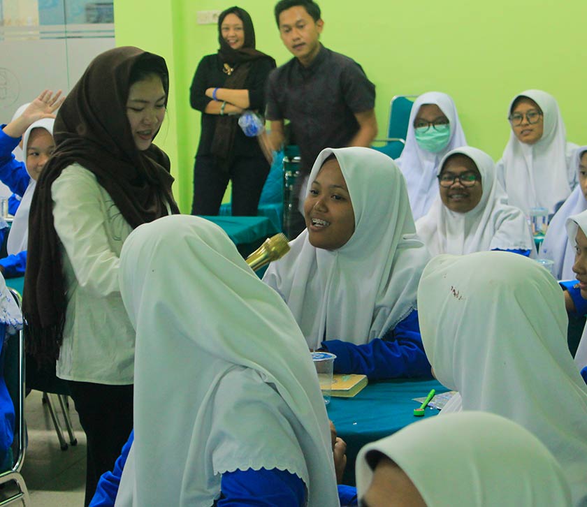 Pondok Pesantren Assalam mempunyai reputasi yang baik di mana para siswinya menunjukkan keterlibatan yang aktif dengan para penceramah. Foto Karim Raslan
