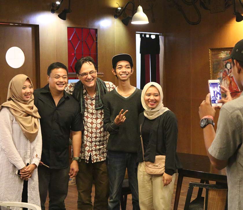 Karim Raslan dan delegasi dari Filipina, Ian Ray Garcia, serta ahli Pendopo Foto dan Kelab Video Solo. Foto Karim Raslan