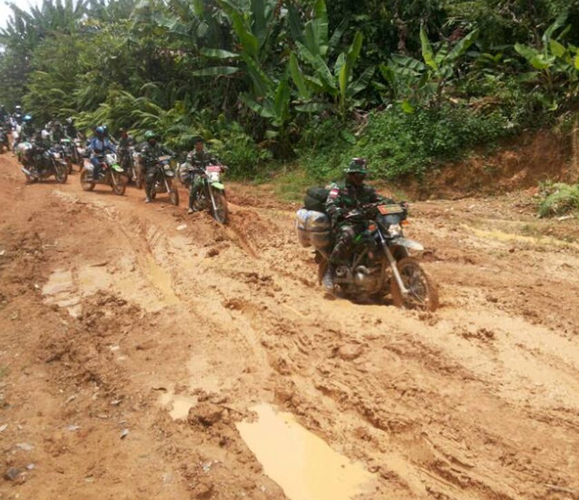 Konvoi bermotor melalui perjalanan mencabar untuk membawakan bantuan di Bengkayang. - Foto: Facebook Nophie Kurniawati. 