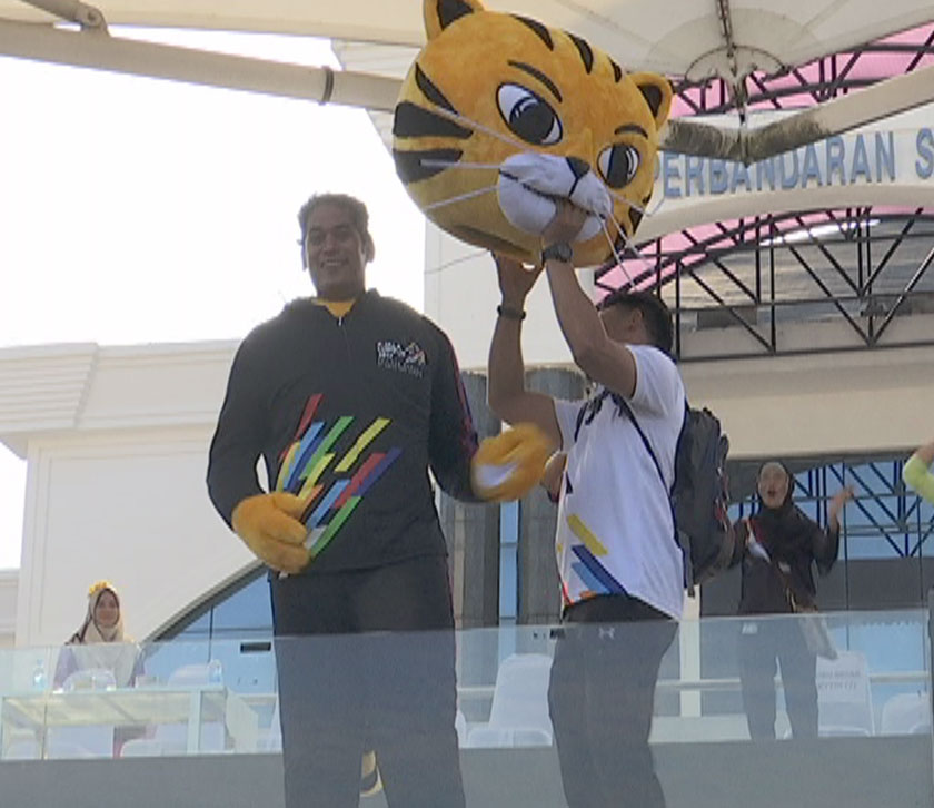 Khairy membuat kejutan dengan memakai kostum maskot Sukan SEA Kuala Lumpur 2017. - Astro AWANI