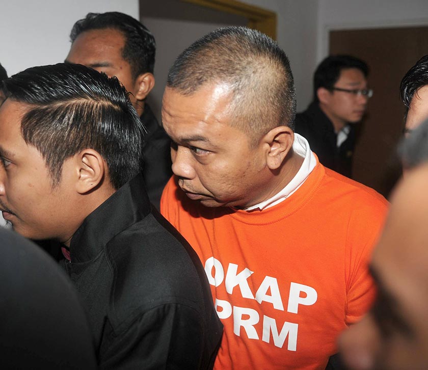 Amir dibawa ke Mahkamah Sesyen, Johor Bahru hari ini oleh anggota SPRM. - Bernama