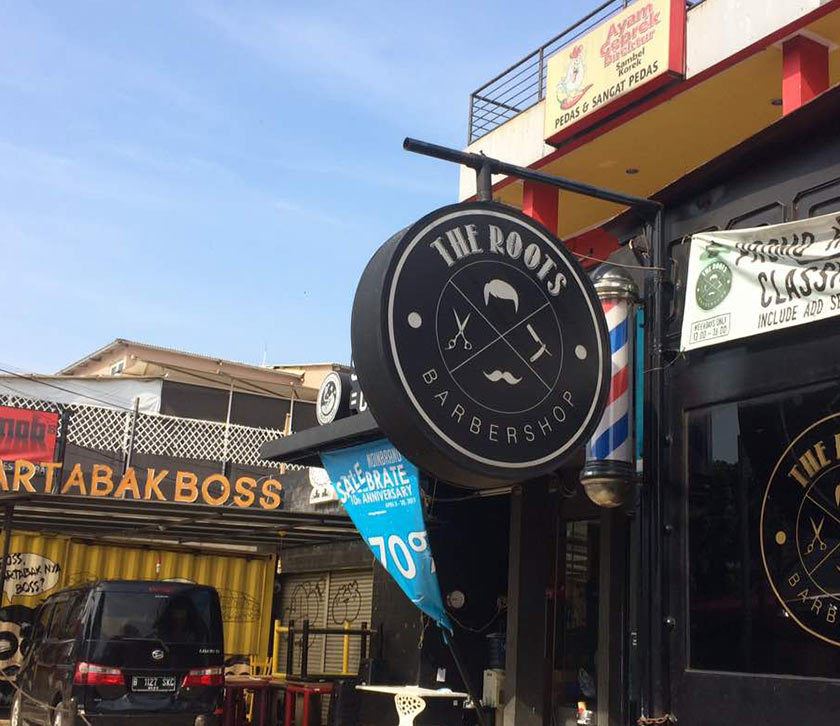 Tebet adalah sebuah daerah penduduk biasa dengan gedung-gedung tinggi yang tidak terlalu banyak dan beberapa bisnis independen yang kekinian.