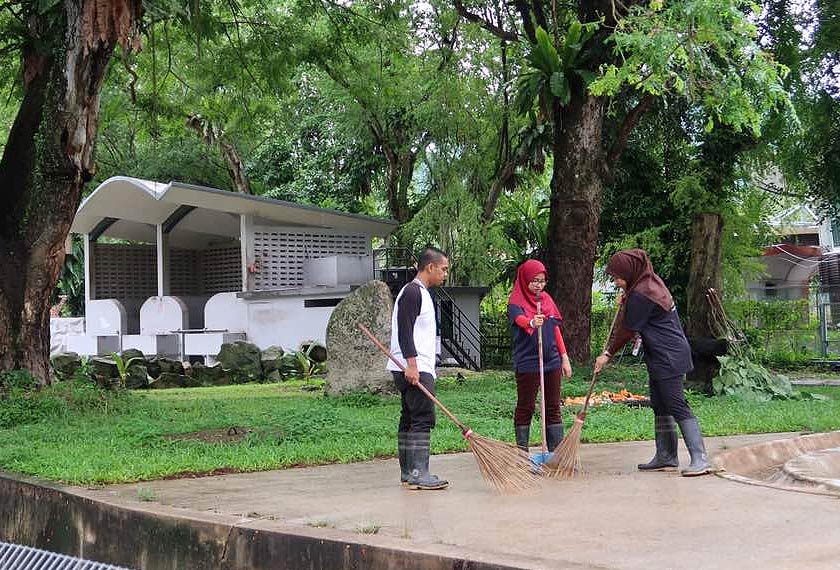 Antara sukarelawan di Zoo Negara sempena Hari Bumi 2017.