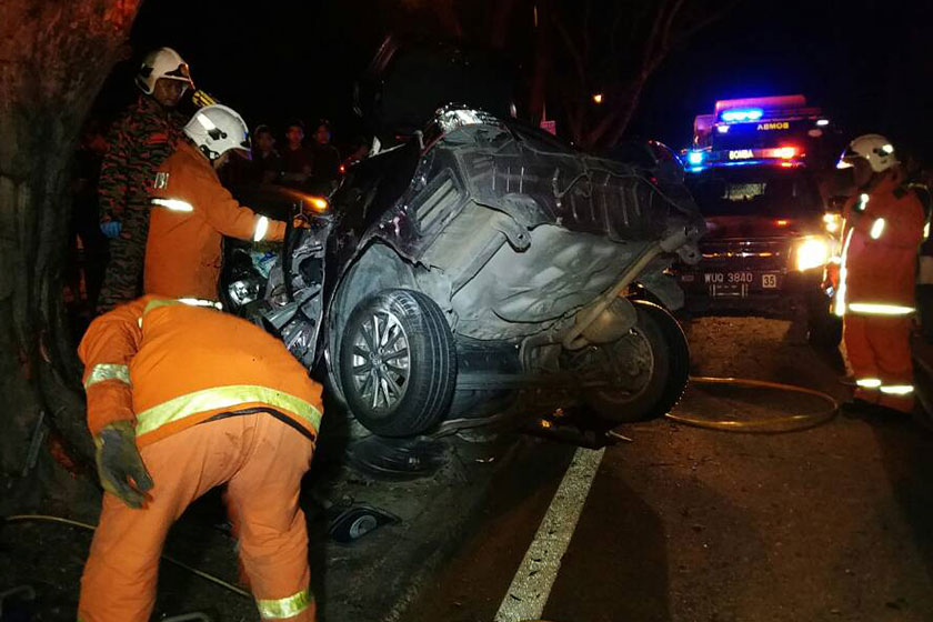 Siasatan awal polis mendapati kereta Toyota Vios yang dipandu mangsa hilang kawalan sebelum terbabas dan melanggar sebatang pokok pembahagi jalan. - Foto PDRM Kota Kinabalu