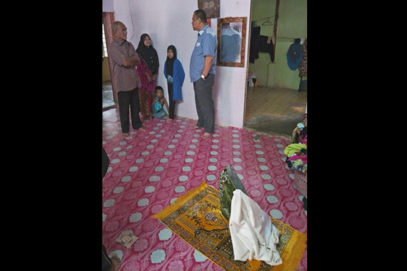 Ahli Dewan Undangan Jeneri (ADUN) Mahadzir Abdul Hamid (baju biru) yang secara kebetulan berada di kampung terbabit turut menyaksikan kejadian. – Foto Astro AWANI