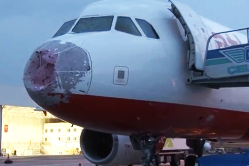 Muncung pesawat rosak teruk akibat hujan ais.