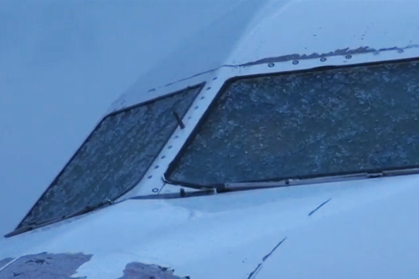 Cermin kokpit retak menyebabkan kapten pesawat tidak dapat melihat dengan jelas.