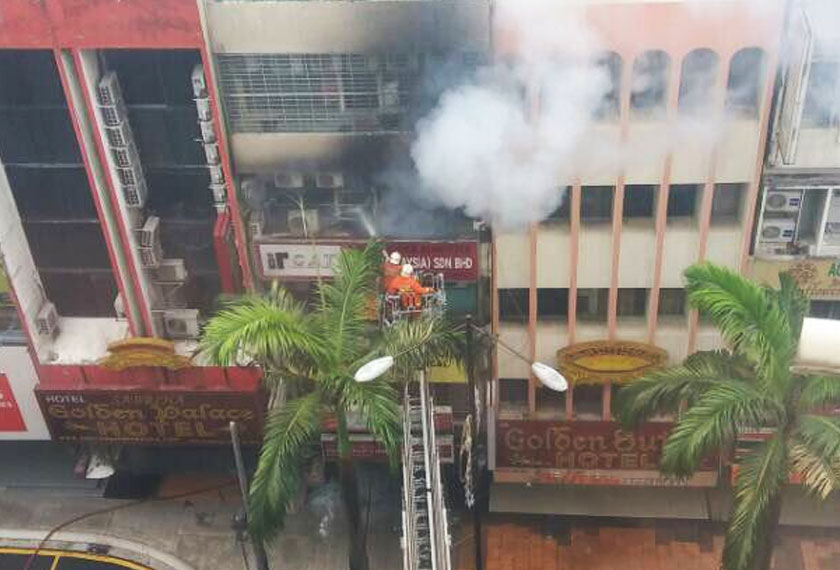 Ahli bomba sedang memadamkan api. - Foto twitter.com/Ashwad Ismail