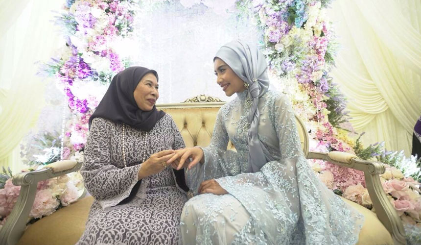 Yuna disarungkan cincin pada majlis pertunangannya hari ini. Foto Zel Atif Ishak