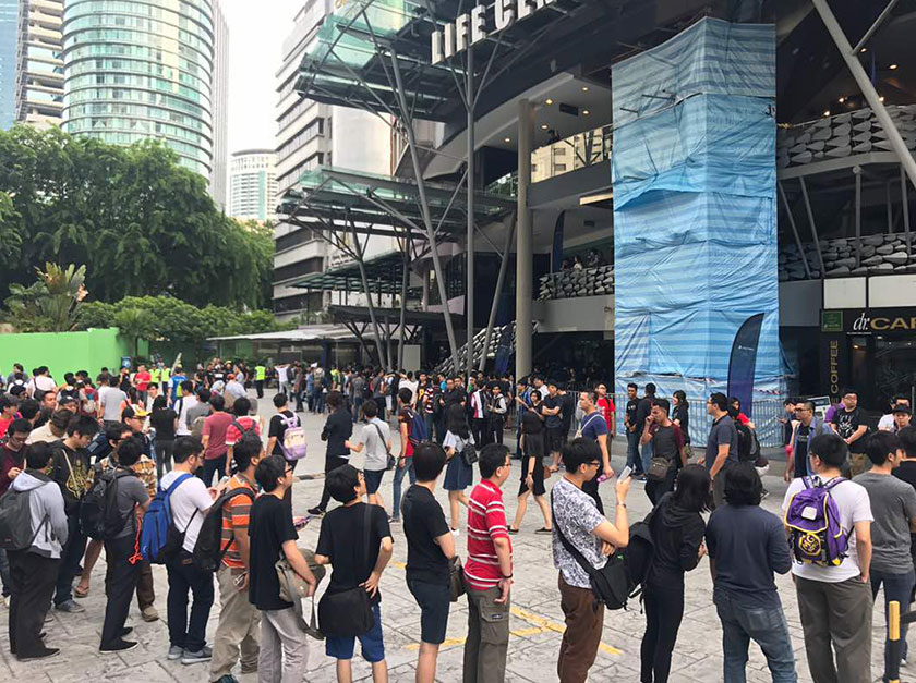 Antara pengunjung yang beratur untuk menyertai PSX17SEA di KL Live  - Foto Astro AWANI Mariah Ahmad